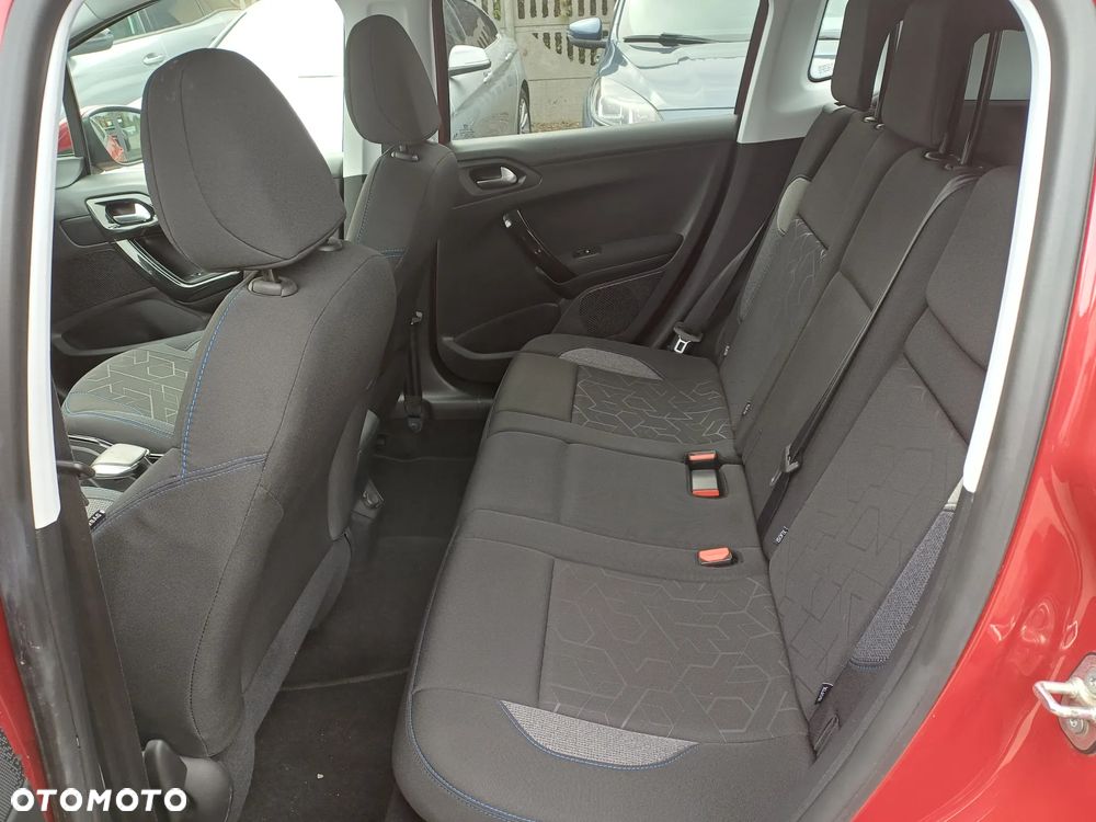 Peugeot 2008 1.2 Pure Tech GPF Signature S&S EAT6 - 17