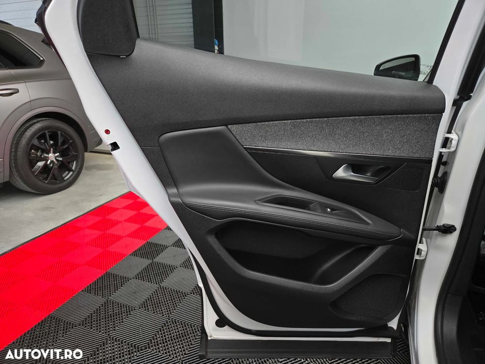 Peugeot 3008 1.2 PureTech Turbo S&S EAT6 Allure - 23