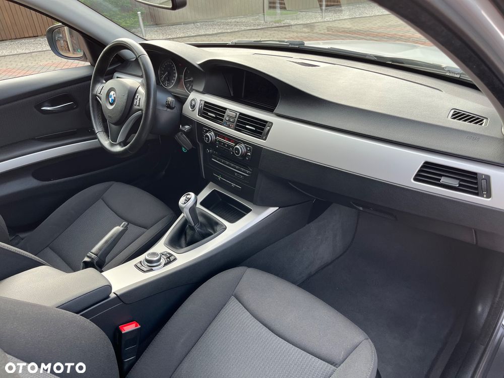 BMW Seria 3 318i Touring - 8