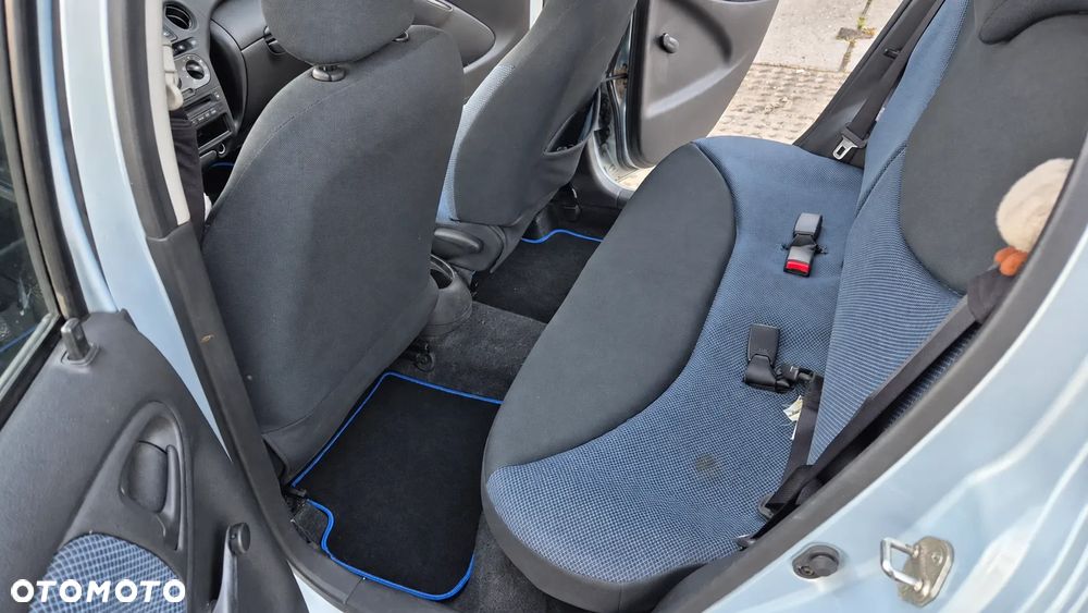 Toyota Yaris 1.0 Base - 13