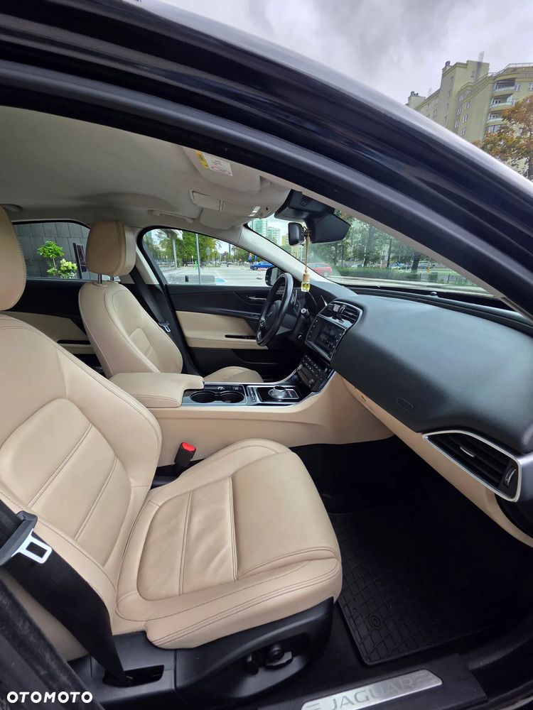 Jaguar XE 2.0 D Prestige - 13