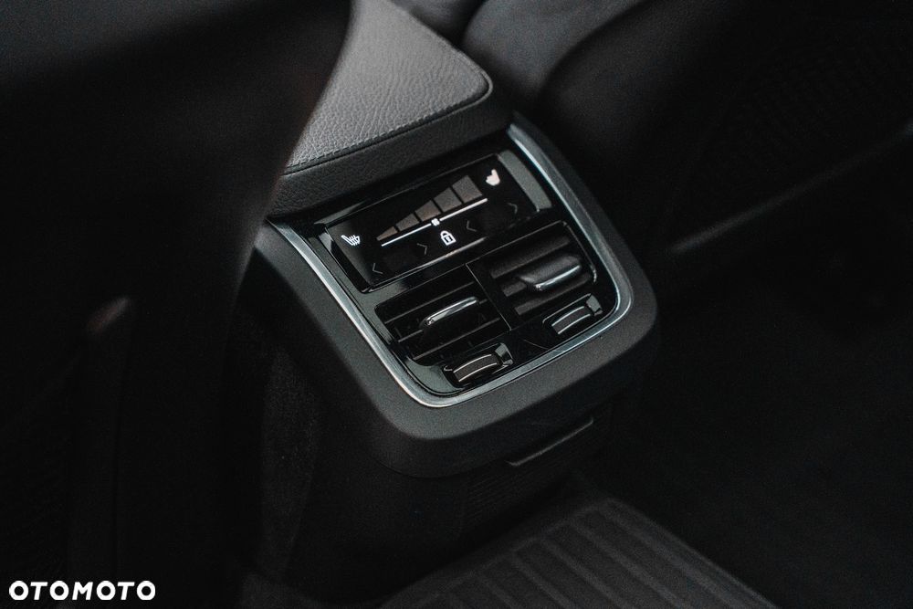 Volvo V90 D5 SCR AWD Momentum Pro - 23