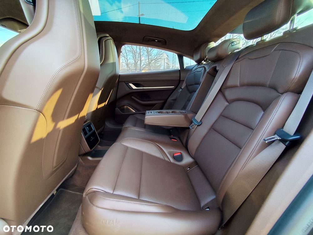 Porsche Taycan Turbo - 11