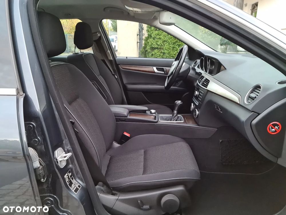 Mercedes-Benz Klasa C 180 CGI BlueEff Elegance - 32