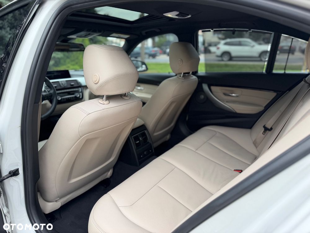 BMW Seria 3 328i xDrive - 26