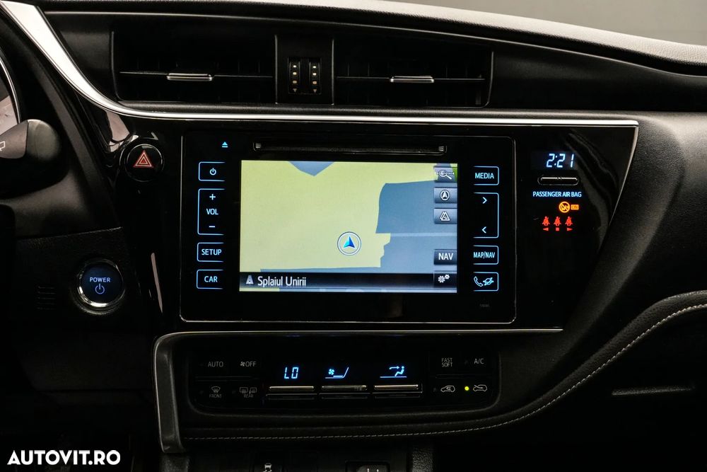 Toyota Auris 1.8 L VVT-i Sol + - 22