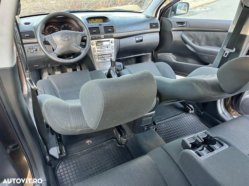 Toyota Avensis 2.0 D-4D Combi Executive - 20