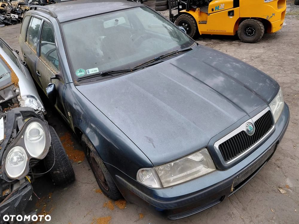 Na części: Skoda Octavia kod lakieru:9901 Rok 2006 Pojemność 1595 Moc 75 kw Benzyna - 2