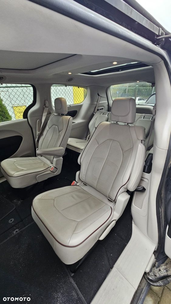 Chrysler Pacifica - 16