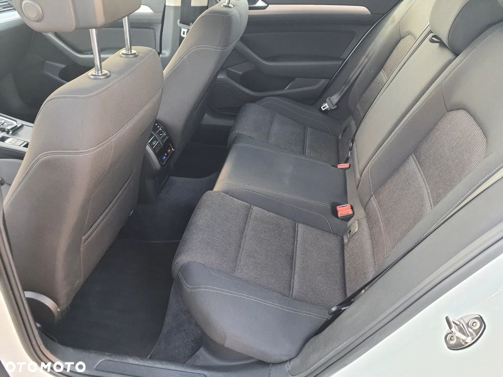 Volkswagen Passat 2.0 TDI SCR DSG Comfortline - 16