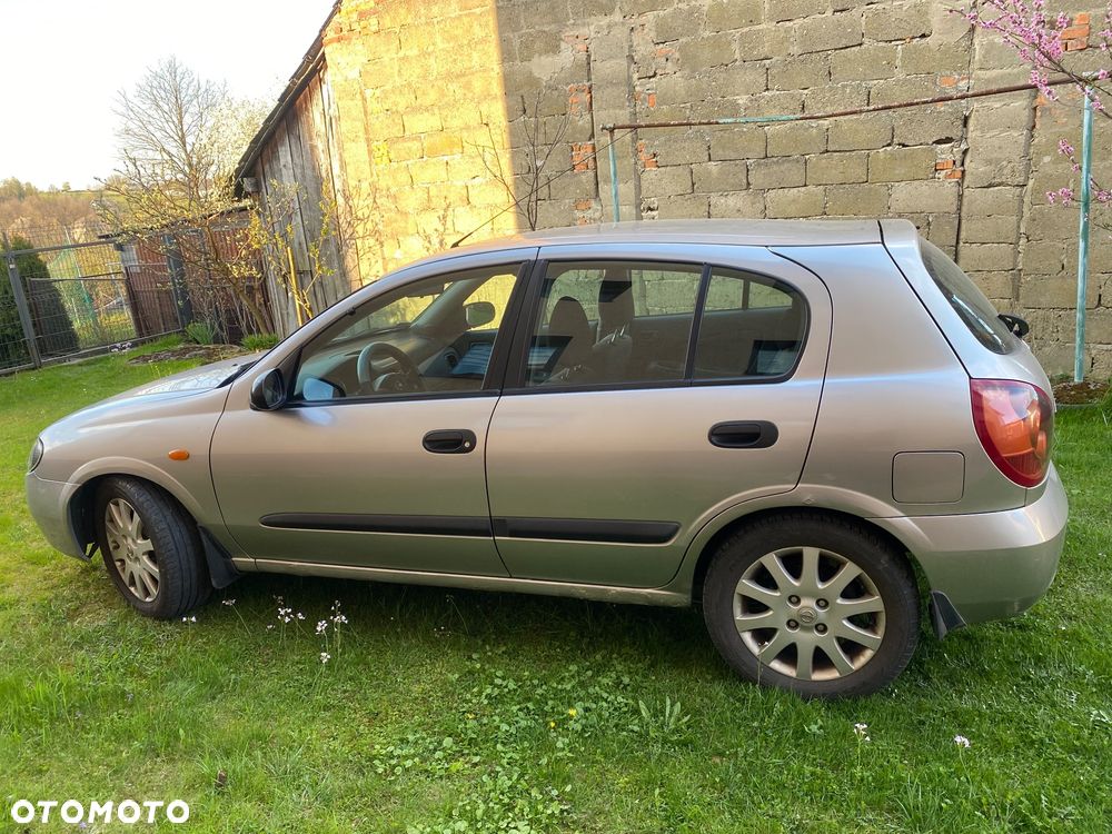 Nissan Almera 1.5 Base - 10