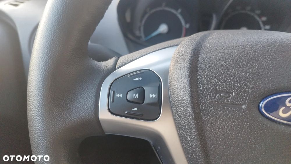 Ford Transit Courier - 13