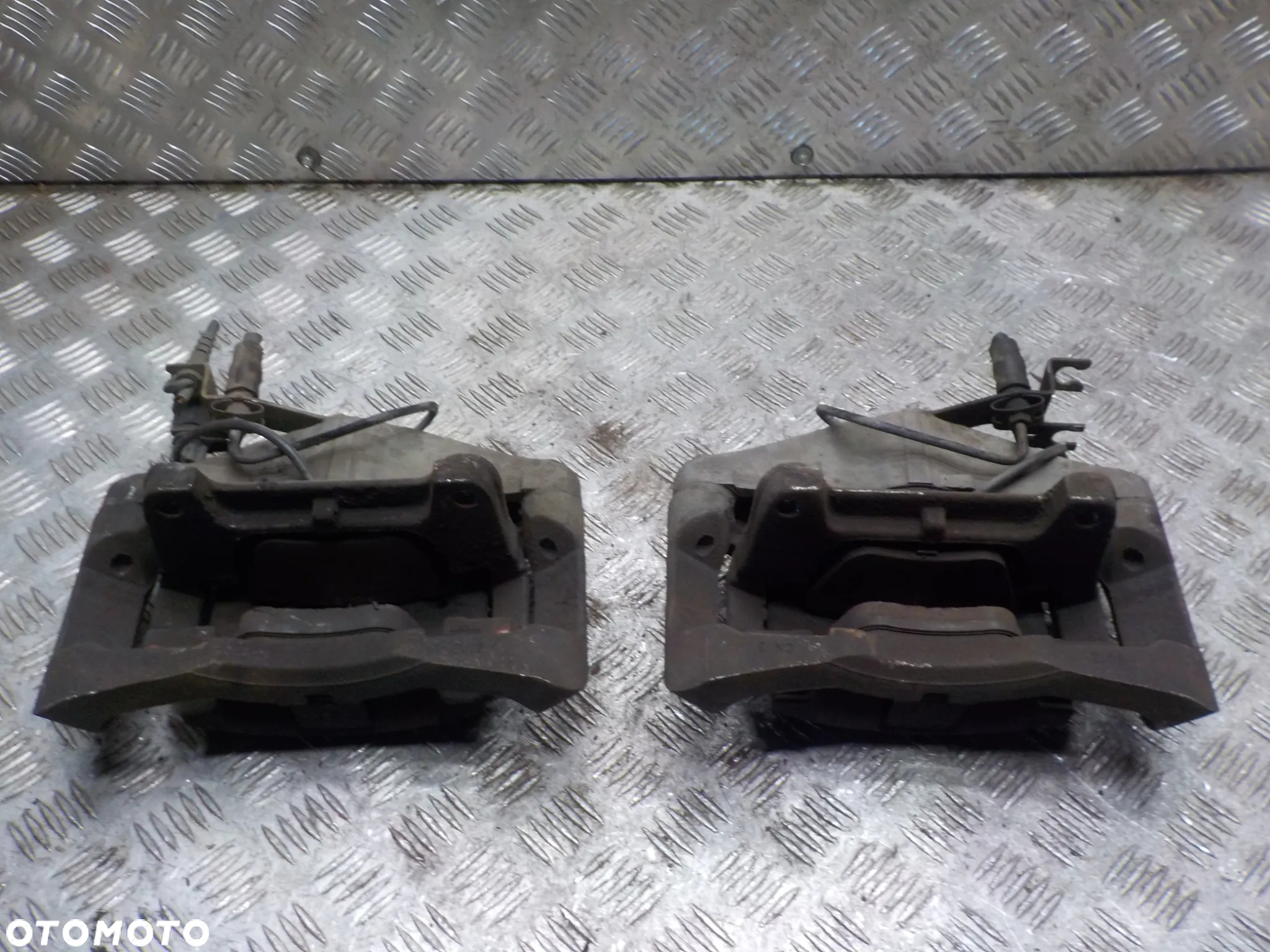 AUDI A4 B7 3.2 FSI V6 ZACISK PRAWY LUB LEWY PRZÓD - 2