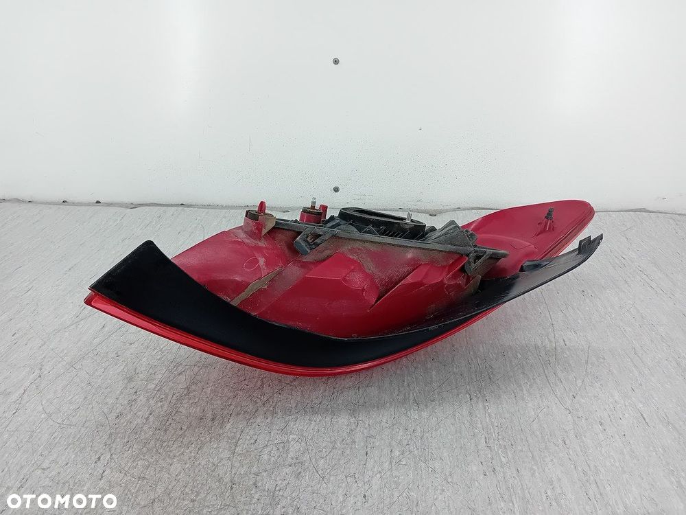 LAMPA TYLNA PRAWA PEUGEOT 308 I 9680425680 HATCHBACK - 2