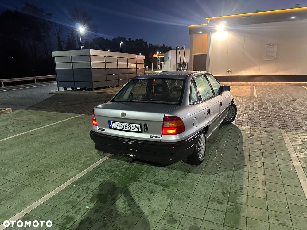 Opel Astra 1.4 GLS - 6