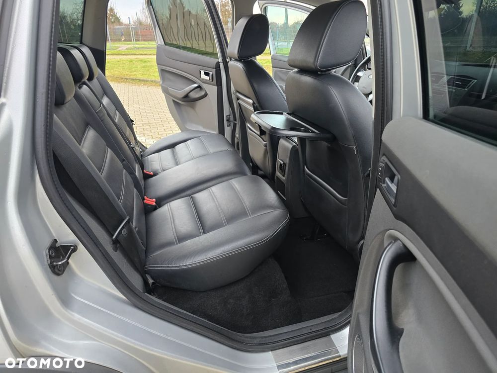 Ford Kuga 2.0 TDCi 2x4 Titanium - 16