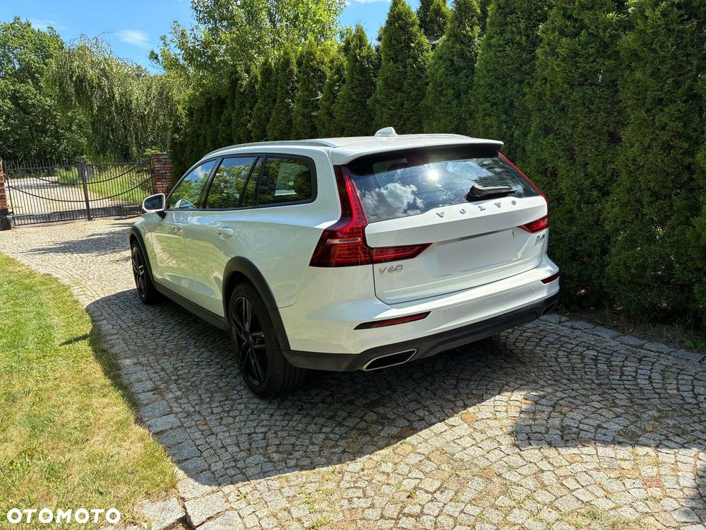 Volvo V60 Cross Country 2019 photo 2