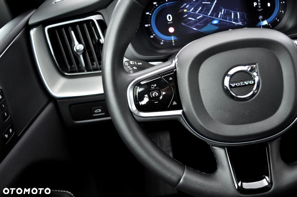 Volvo XC 60 B4 B Plus Dark - 28