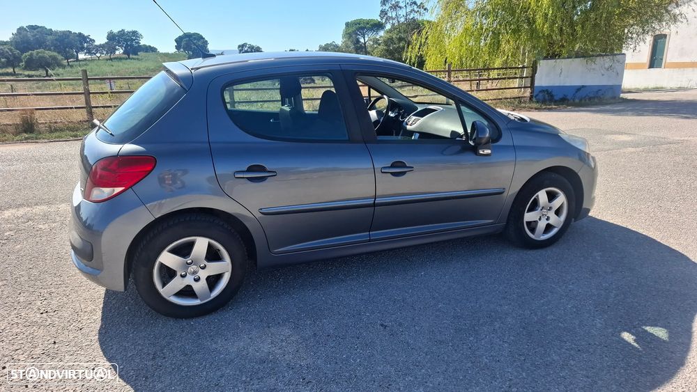 Peugeot 207 - 1
