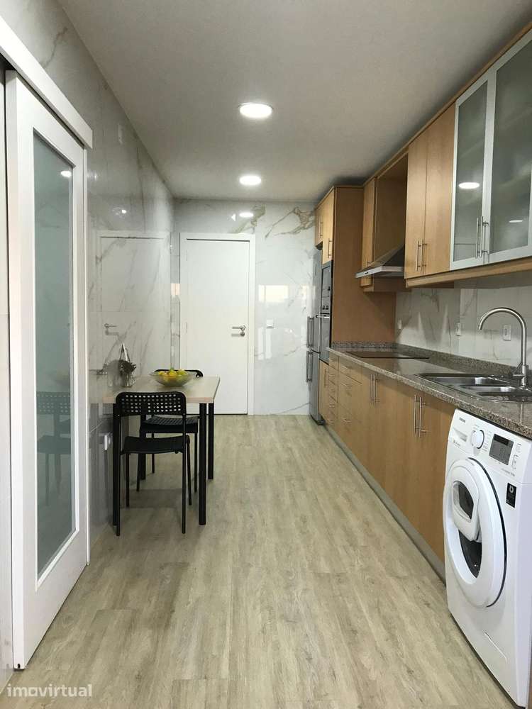 Vendo apartamento T3 amplo com elevador e garagem em Braga - Grande imagem: 2/6