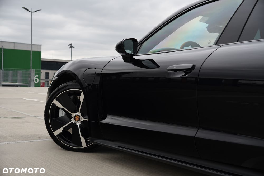 Porsche Taycan Turbo - 16