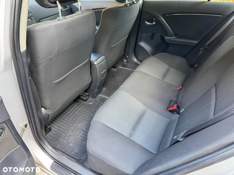 Toyota Avensis 1.8 Luna - 17