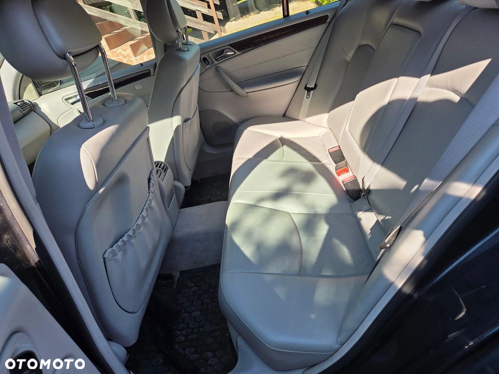 Mercedes-Benz Klasa C 240 Elegance 4-Matic - 9