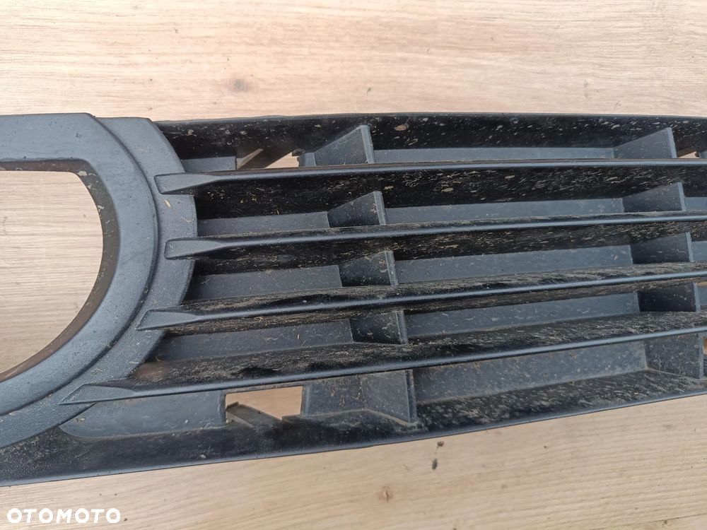 AUDI A8 D3 LIFT KRATKA ZDERZAKA PRAWA 4E0807682AD - 3