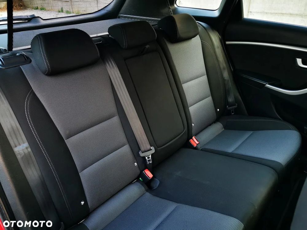 Hyundai i30 blue Kombi 1.6 GDi YES Gold - 12