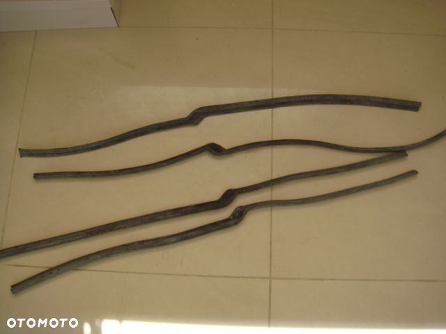 MERCEDES W114 W115 USZCZELKA SLUPKA ZESTAW 4SZT