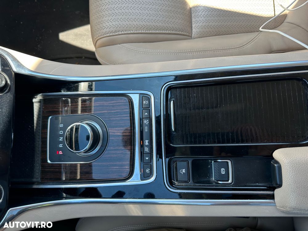 Jaguar XF 20d AWD Portfolio - 8