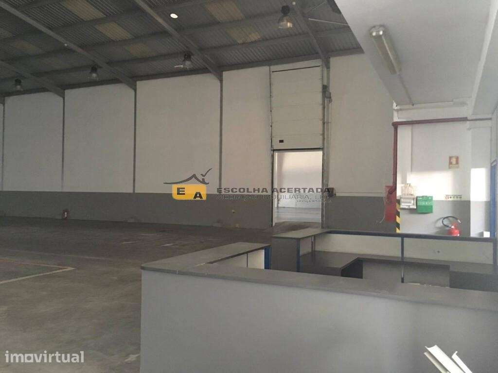 Armazém junto ao aeroporto com logradouro e escritório - Grande imagem: 3/11