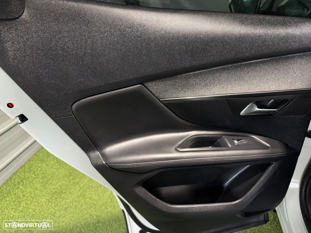 Peugeot 3008 1.2 PureTech Allure Pack - 32