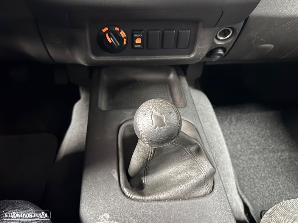 Nissan Pick Up 2.5 TD CD Navara Pilot ABS+FN+CD - 29