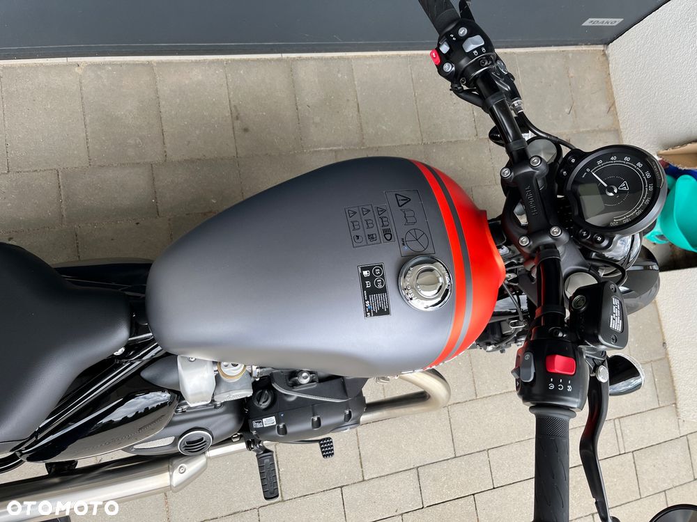 Triumph Bonneville Bobber - 12
