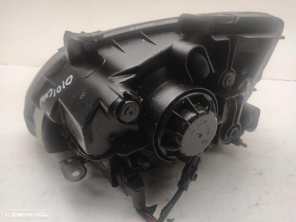 FAROL DIREITO KIA CARENS II LIMUSINA 2004 - 2