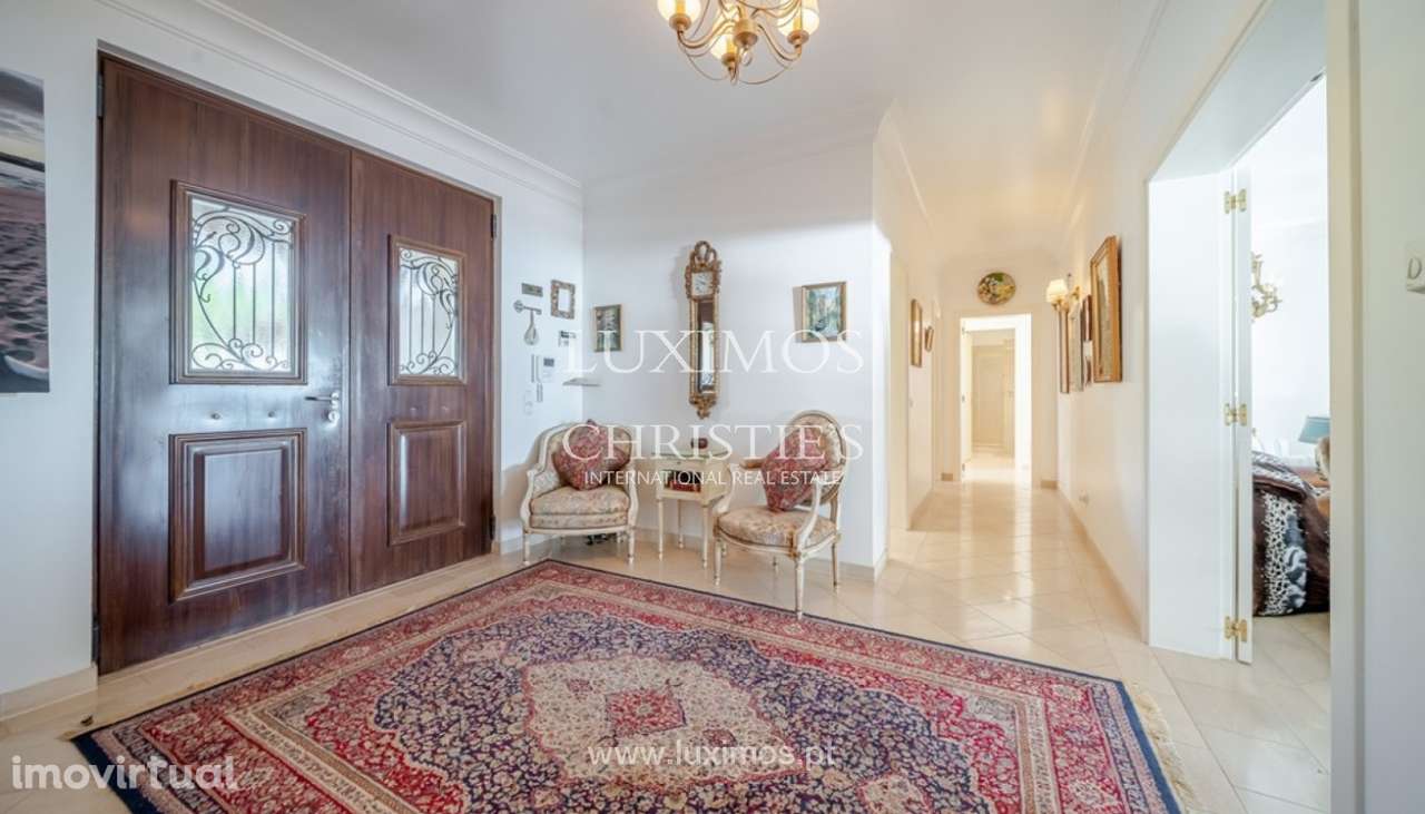 Moradia com piscina na primeira linha do mar à venda na Luz, Algarve - Grande imagem: 3/26