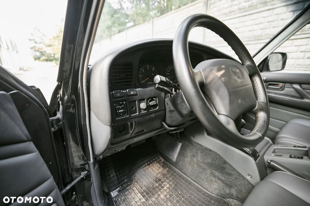 Toyota Land Cruiser - 35