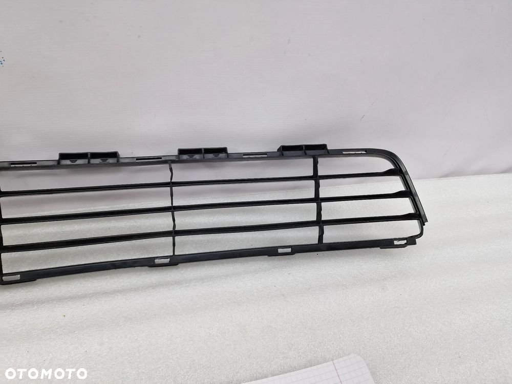 TOYOTA YARIS II LIFT 09- KRATKA ŚRODKOWA ZDERZAKA PRZEDNIEGO PRZÓD , NR 53112-0D160 , NR AUKCJI KR252 - 6