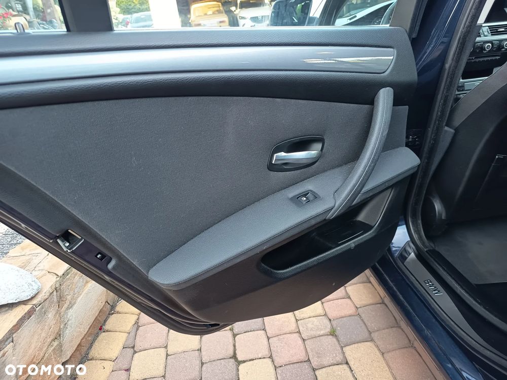 BMW Seria 5 525d - 30