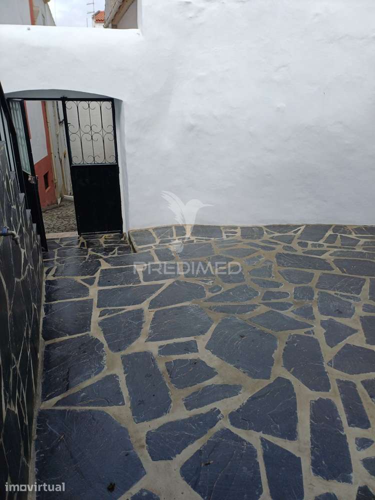 Moradia composta de 2 Apartamentos T1 Remodelados - Grande imagem: 2/14