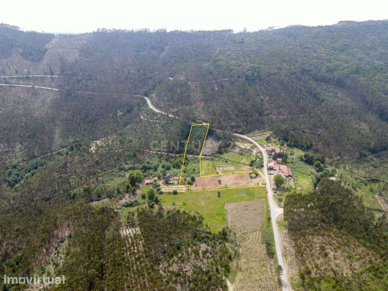 Terreno com furo de água e duas pequenas edificações em ruina para rea - Grande imagem: 2/20
