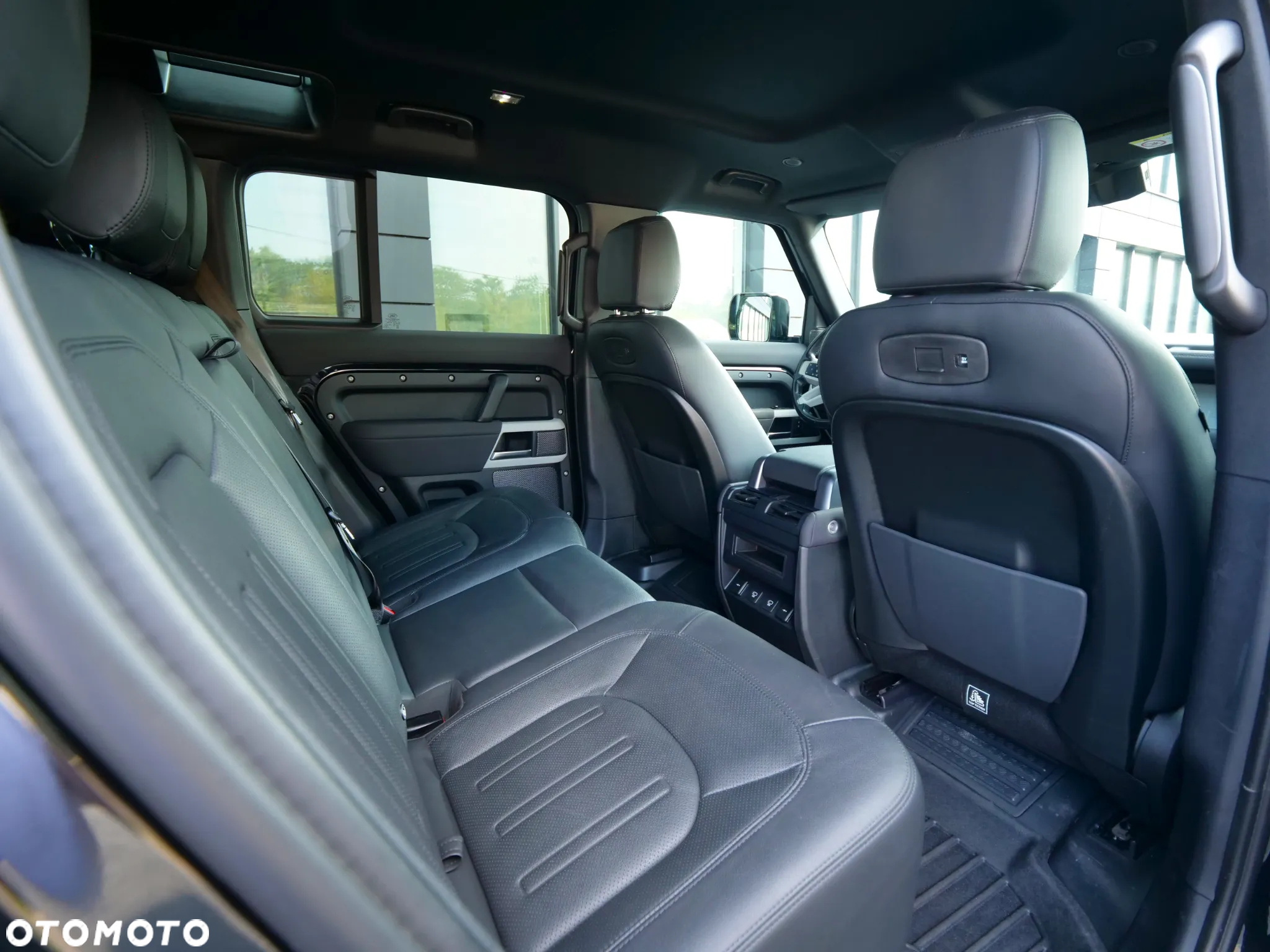 Land Rover Defender - 33