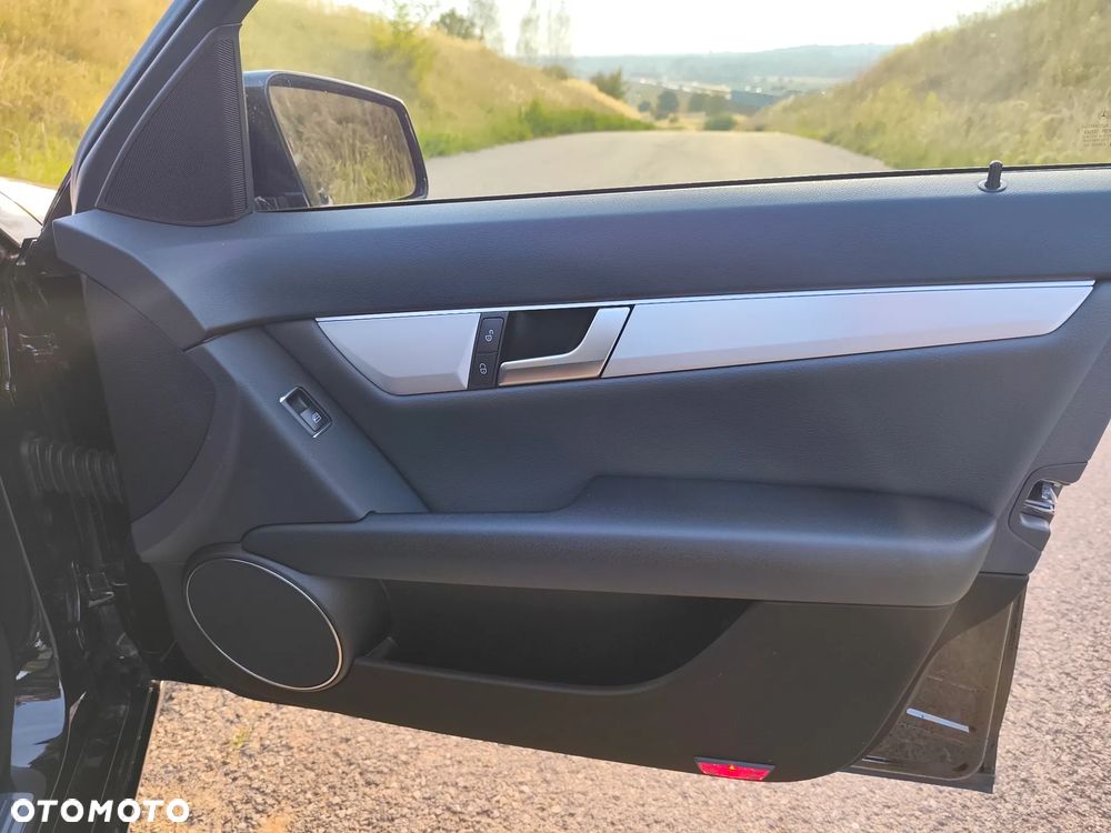 Mercedes-Benz Klasa C 180 CGI BlueEff Avantgarde - 29