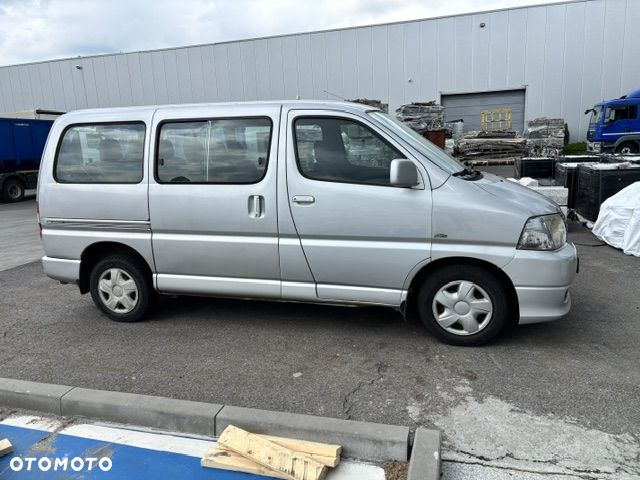 Toyota Hiace - 2