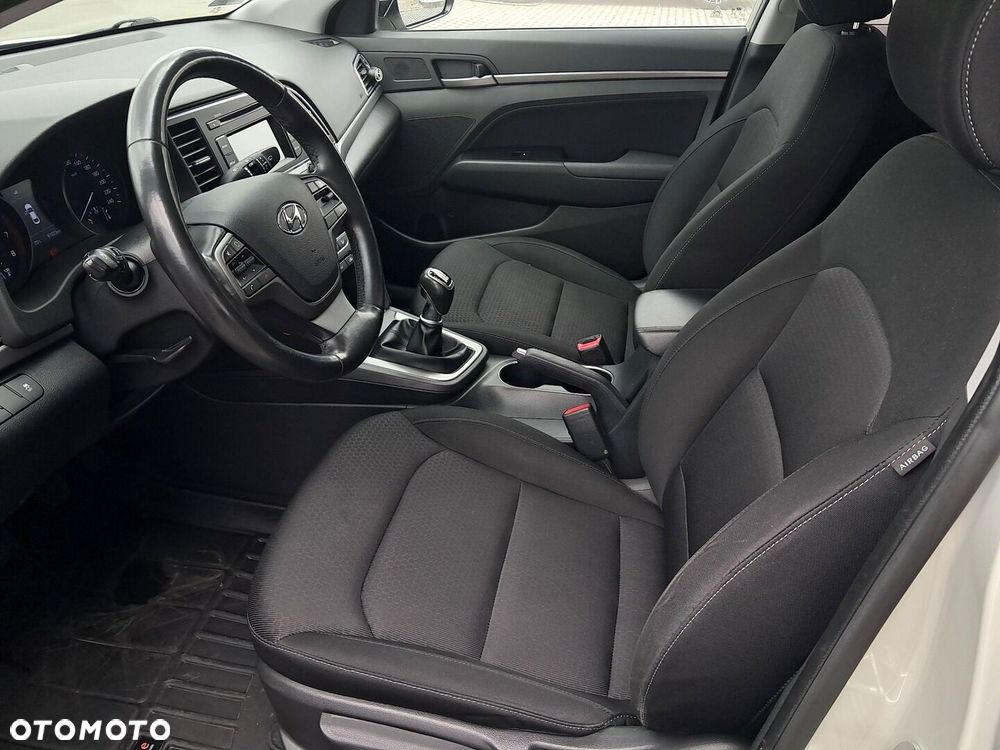 Hyundai Elantra 1.6 Comfort - 14