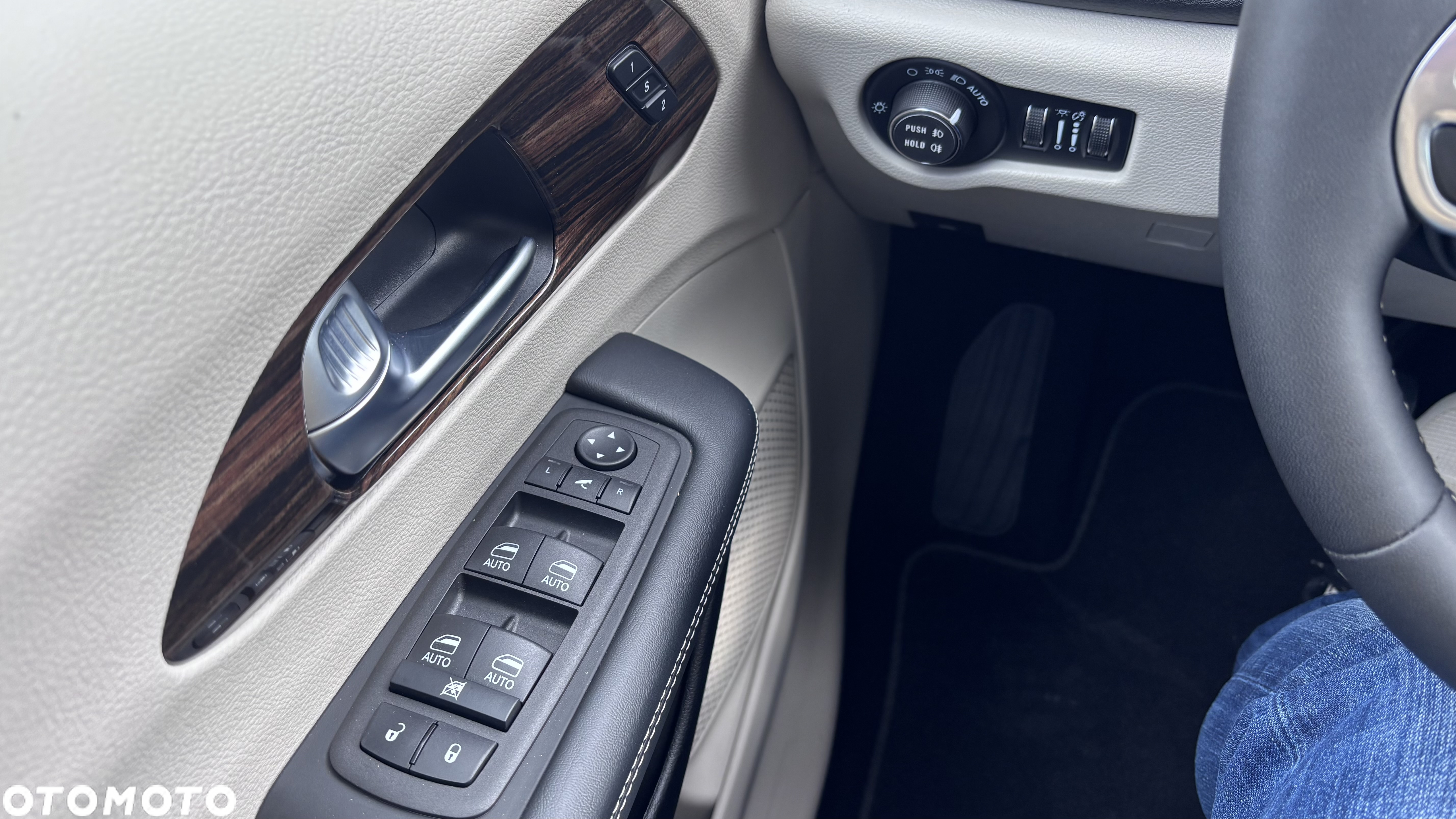 Chrysler Pacifica - 12