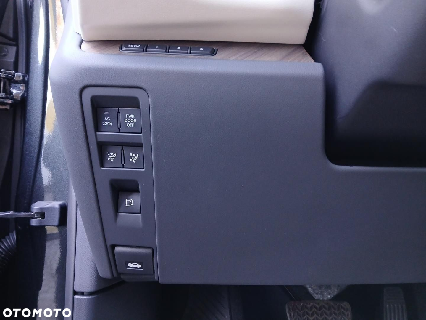 Lexus LM - 25