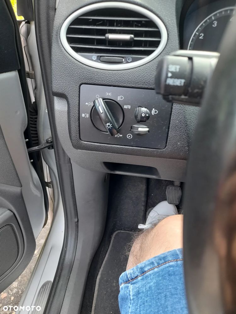 Ford Focus 2.0 Ghia - 7
