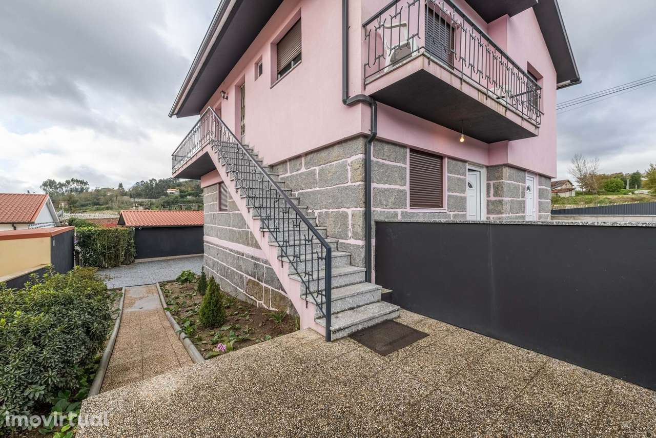 Propriedade situada na freguesia de Brito, em Guimarães - Grande imagem: 2/43